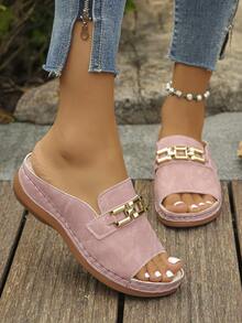 The New Summer Fashion Roman White Metal Chain Decorated Fish-Mouthed Toe Exposed Slope Heel Thick-Soled Flip-Flops For Women Are Comfortable And Versatile For Daily Wear On Vacation Beaches. They Are One-Foot Flip-Flops - 粉色 - 查看 5