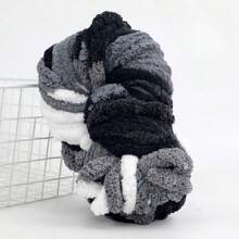 1卷250克超柔软粗毛线 - 超粗0.79英寸，蓬松雪尼尔毛线，适合手工DIY手臂编织，非常适合手工编织围巾、毯子、靠垫、宠物窝、编织配件，多种颜色可选，舒适耐用的聚酯纤维，可机洗且易于使用。