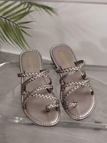 新款时尚女士加大码露趾编织一脚蹬平底凉鞋，简约舒适，休闲夏季沙滩装