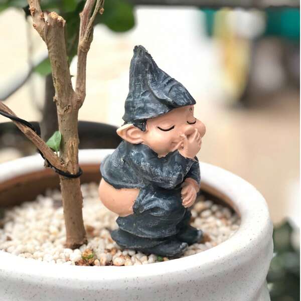 1 peça. Esta estatueta de resina apresenta um design exclusivo de uma pessoa cobrindo o nariz enquanto usa o banheiro, com uma expressão fofa e adorável. O artesanato requintado captura cada detalhe, desde a roupa divertida até a expressão facial animada, demonstrando a habilidade do artesão. Este item decorativo pode ser colocado na sala de estar, no escritório ou em outros ambientes da casa para adicionar um toque divertido e personalizado, tornando-se um assunto para conversas que desperta a curiosidade dos visitantes.