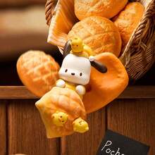 MINISO 可爱三丽鸥人物快乐烘焙系列盲盒，采用优质 PVC 制成，带有可爱的烘焙主题设计，非常适合收藏家、家居装饰和作为送给粉丝的礼物（1 个，随机发货）