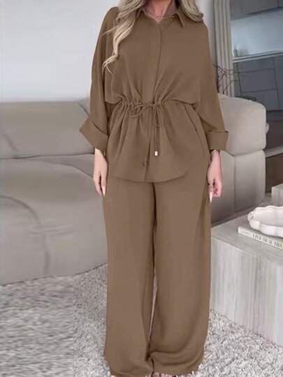 女士时尚单排扣翻领抽绳上衣和松紧腰裤套装，休闲纯色