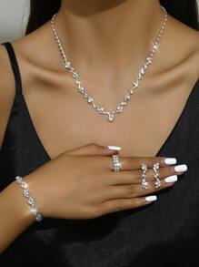 Ensemble de collier et boucles d'oreilles en cristal pour mariée. Ensemble de bijoux de mariage pour mariée. Ensemble de bijoux de costume en strass composé d'un Ras-du-cou, d'un collier, d'un bracelet et d'une bague (5 pièces - 2 boucles d'oreilles, 1 collier, 1 bracelet et 1 bague) de couleur argent