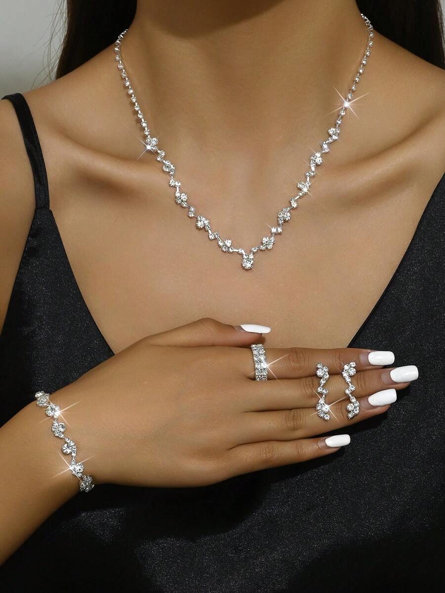 Ensemble de collier et boucles d'oreilles en cristal pour mariée. Ensemble de bijoux de mariage pour mariée. Ensemble de bijoux de costume en strass composé d'un Ras-du-cou, d'un collier, d'un bracelet et d'une bague (5 pièces - 2 boucles d'oreilles, 1 collier, 1 bracelet et 1 bague) de couleur argent