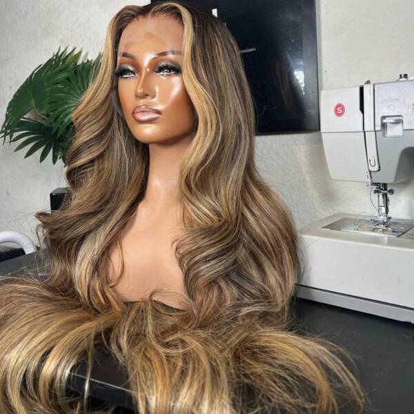 Peluca sintética ondulada de 30 pulgadas de largo para mujeres con reflejos marrones y rubio miel, peluca sintética con encaje frontal transparente de 13x4 con cabello baby para uso diario, resistente al calor, con una densidad de 180 para cosplay y fiestas