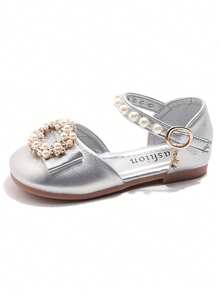 一双适合女孩的低帮甜美公主鞋，饰有珍珠水钻蝴蝶结和人造皮革扣，适合派对和节日穿着“儿童平底鞋”