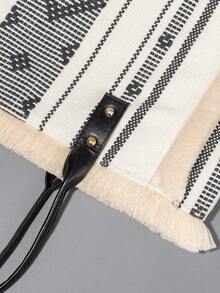 菱形图案涤纶面料包，拉链开合，流苏帆布材质。适合女士日常通勤。手提包。