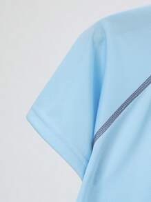 طقم من 2 قطعة من الملابس الرياضية للأولاد المراهقين، بلوزة قصيرة الأكمام ماصة للرطوبة وشورت رياضي