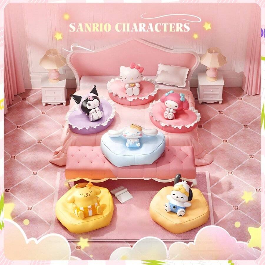 Sanrio 家族毛绒沙发摆件：柔软可爱的抱枕 - 沙发套装、摆件、卡通周边。包含 My Melody、Hello Kitty、Kuromi、布丁狗（Pochacco）、大耳沙宝（Shampoo）和肉桂卷（Cinnamoroll）。盲盒 - 彩色 - 查看 1