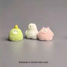 Un conjunto de ornamentos lindos y creativos de pequeños monstruos animales peludos y de paisajes de micro caricaturas divertidas, artículos de decoración del hogar, decoraciones para escritorio y automóvil
