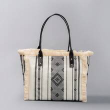 菱形图案涤纶面料包，拉链开合，流苏帆布材质。适合女士日常通勤。手提包。