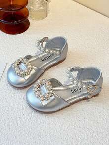 一双适合女孩的低帮甜美公主鞋，饰有珍珠水钻蝴蝶结和人造皮革扣，适合派对和节日穿着“儿童平底鞋”