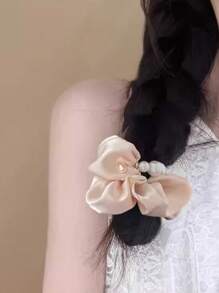 1pc (Random Color) Faux Pearl Flower Scrunchie, High-End Versatile Mori Style Cute Hair Tie, High Elasticity Rubber Band Back To School