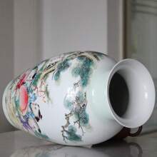 [Jarrón de estilo Famille Rose de Jingdezhen con diseño de bebé] ¡Encanto infantil elegante para su hogar! Hecho de arcilla de porcelana de alta calidad, con un esmalte brillante y lustroso. El jarrón está adornado con una pintura de estilo Famille Rose de niños juguetones, con sus expresiones animadas y las líneas fluidas de sus vestidos que muestran la exquisita artesanía tradicional. Los colores combinados de rosa, morado, amarillo y verde crean un efecto cautivador.