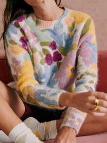 女士针织圆领长袖套头衫，采用多色花卉印花，面料挺括立体，罗纹针织细节，常规版型，柔软中等弹力面料，经典简约休闲风格，适合秋冬季日常穿着。 - 彩色 - 查看 1