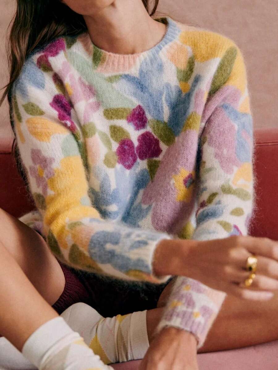 女士针织圆领长袖套头衫，采用多色花卉印花，面料挺括立体，罗纹针织细节，常规版型，柔软中等弹力面料，经典简约休闲风格，适合秋冬季日常穿着。 - 彩色 - 查看 1