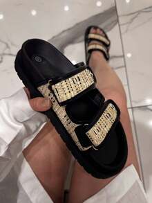 Sandálias femininas de salto grosso com fivela ajustável e estampa xadrez