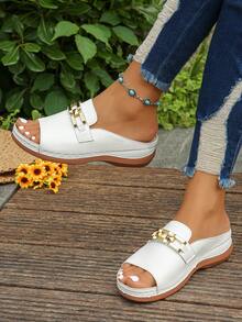 The New Summer Fashion Roman White Metal Chain Decorated Fish-Mouthed Toe Exposed Slope Heel Thick-Soled Flip-Flops For Women Are Comfortable And Versatile For Daily Wear On Vacation Beaches. They Are One-Foot Flip-Flops - 白色 - 查看 4