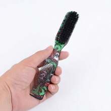 Peigne multifonctionnel pour hommes, brosse à cheveux pour hommes, outils et accessoires capillaires pour hommes, peigne convenant aux hommes. Une brosse à double usage pour la coiffure et la mise en forme de la barbe, avec un design de peigne et de brosse. Un peigne à double usage pour coiffer les cheveux naturels et les sourcils. Outils capillaires, produits capillaires et accessoires pour les essentiels de voyage de salon de coiffure. Outil de mise en forme de la barbe pour hommes, peigne à texture de brosse, outil de coupe de cheveux, peut prendre soin de la barbe et peigner les cheveux