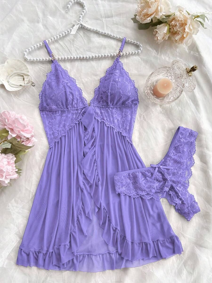 Váy ngủ camisole ren trơn màu lãng mạn cho nữ kèm quần lót ren đồng bộ, thiết kế cổ chữ V tôn lên đường cổ thanh lịch, họa tiết ren tinh tế tăng vẻ nữ tính mềm mại, gấu váy và ngực bèo nhún bay bổng tạo nét quyến rũ tinh nghịch, quà tặng lý tưởng cho các dịp lễ