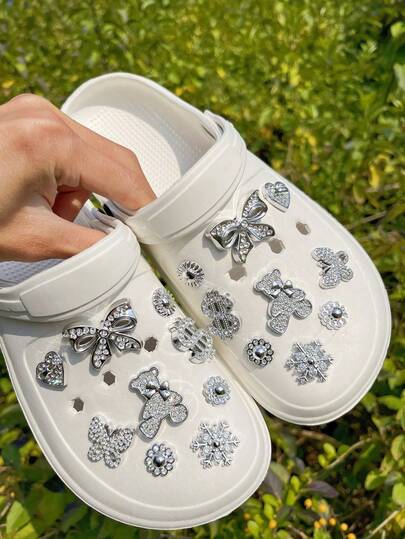 18 件/套可拆卸 DIY 装饰配件套件，包括镀银熊、水钻蝴蝶结、美元、蝴蝶、水钻雪花鞋饰，适用于穿孔鞋、花园鞋、凉鞋、木屐，适合所有季节，非常适合节日礼物