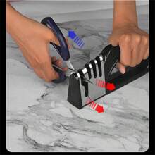 Affilacoltelli 4 in 1, Lame premium originali lucidate, Miglior affilacoltelli da cucina funziona davvero per coltelli in ceramica e acciaio, forbici. Utensile per affilare coltelli da cucina e forbici, Fessura fine per l'affilatura quotidiana e anche per la fase di preparazione della mola dei coltelli, Fessura per la molatura precisa per una molatura e lucidatura meticolosa