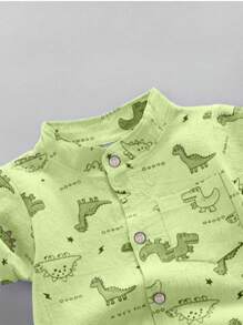 Conjunto de camisa de manga corta con cuello alto y pantalones cortos con estampado de dinosaurios de dibujos animados para bebés y niños pequeños para el verano