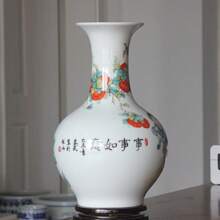[Jarrón de estilo Famille Rose de Jingdezhen con diseño de bebé] ¡Encanto infantil elegante para su hogar! Hecho de arcilla de porcelana de alta calidad, con un esmalte brillante y lustroso. El jarrón está adornado con una pintura de estilo Famille Rose de niños juguetones, con sus expresiones animadas y las líneas fluidas de sus vestidos que muestran la exquisita artesanía tradicional. Los colores combinados de rosa, morado, amarillo y verde crean un efecto cautivador.