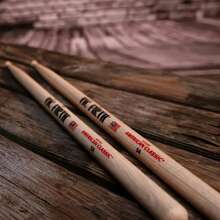 2pcs 5A/7A Classic Retro Maple Drumsticks, High-Quality Maple Wood With Natural Uncoated Finish, Engraved With 'Drumsticks Will Never Die' Classic Lettering, Excellent Sound Quality And Clear Resonance Professional Percussion Accessory