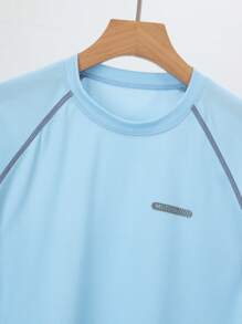 طقم من 2 قطعة من الملابس الرياضية للأولاد المراهقين، بلوزة قصيرة الأكمام ماصة للرطوبة وشورت رياضي