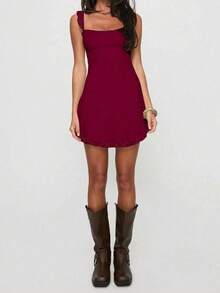 Vestido mini ajustado elegante y de moda con diseño de volantes, tirantes con lazo y aplicaciones de encaje