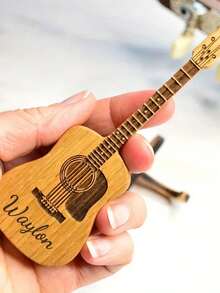 1件定制迷你吉他礼品套装 - 个性化雕刻吉他拨片，婚礼配饰，周年纪念日或送给父亲、兄弟、男友或朋友的礼物，色彩缤纷、可爱、萌趣、趣味十足、卡哇伊、千禧年风格、时尚、男女皆宜、休闲、定制、个性化、独特、专属定制，送给他的理想礼物，送给她的理想礼物，送给男友、女友、家人、朋友，定制婚礼和活动 - 木質色 - 查看 4