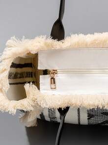 菱形图案涤纶面料包，拉链开合，流苏帆布材质。适合女士日常通勤。手提包。