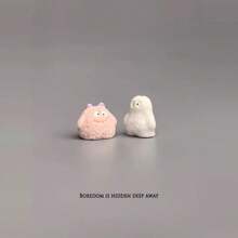 Un conjunto de ornamentos lindos y creativos de pequeños monstruos animales peludos y de paisajes de micro caricaturas divertidas, artículos de decoración del hogar, decoraciones para escritorio y automóvil