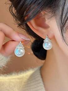 1 par de brincos de metal elegantes com design de borboleta e pérola de sereia incrustados com diamantes para mulheres, uso diário de luxo