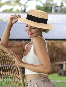 1 件平顶平檐米色黑色带草帽