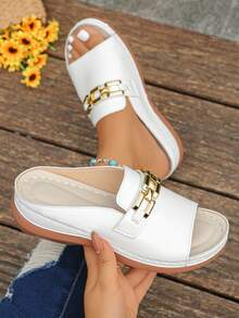 The New Summer Fashion Roman White Metal Chain Decorated Fish-Mouthed Toe Exposed Slope Heel Thick-Soled Flip-Flops For Women Are Comfortable And Versatile For Daily Wear On Vacation Beaches. They Are One-Foot Flip-Flops - 白色 - 查看 1