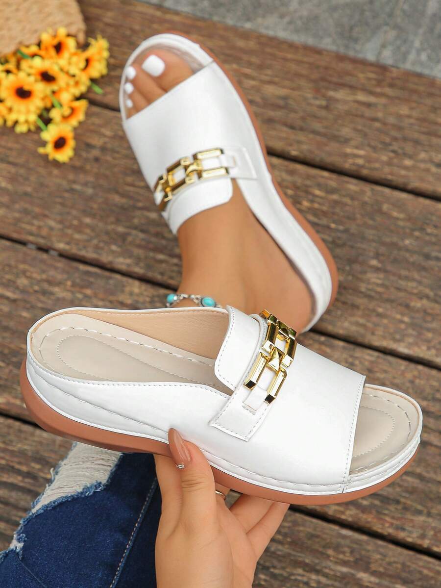 The New Summer Fashion Roman White Metal Chain Decorated Fish-Mouthed Toe Exposed Slope Heel Thick-Soled Flip-Flops For Women Are Comfortable And Versatile For Daily Wear On Vacation Beaches. They Are One-Foot Flip-Flops - 白色 - 查看 1