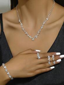 Ensemble de collier et boucles d'oreilles en cristal pour mariée. Ensemble de bijoux de mariage pour mariée. Ensemble de bijoux de costume en strass composé d'un Ras-du-cou, d'un collier, d'un bracelet et d'une bague (5 pièces - 2 boucles d'oreilles, 1 collier, 1 bracelet et 1 bague) de couleur argent