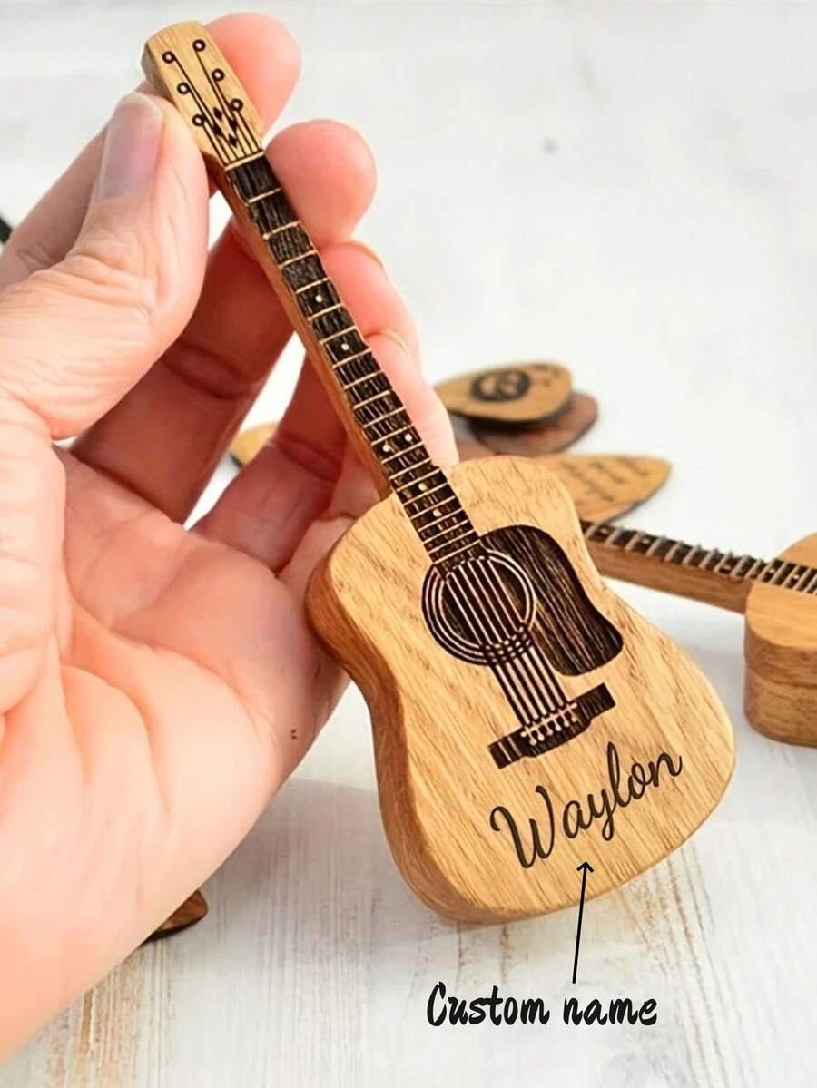 1件定制迷你吉他礼品套装 - 个性化雕刻吉他拨片，婚礼配饰，周年纪念日或送给父亲、兄弟、男友或朋友的礼物，色彩缤纷、可爱、萌趣、趣味十足、卡哇伊、千禧年风格、时尚、男女皆宜、休闲、定制、个性化、独特、专属定制，送给他的理想礼物，送给她的理想礼物，送给男友、女友、家人、朋友，定制婚礼和活动 - 木質色 - 查看 1