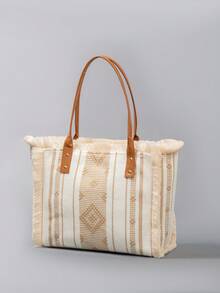 菱形图案涤纶面料包，拉链开合，流苏帆布材质。适合女士日常通勤。手提包。