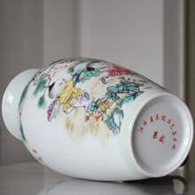 [Jarrón de estilo Famille Rose de Jingdezhen con diseño de bebé] ¡Encanto infantil elegante para su hogar! Hecho de arcilla de porcelana de alta calidad, con un esmalte brillante y lustroso. El jarrón está adornado con una pintura de estilo Famille Rose de niños juguetones, con sus expresiones animadas y las líneas fluidas de sus vestidos que muestran la exquisita artesanía tradicional. Los colores combinados de rosa, morado, amarillo y verde crean un efecto cautivador.