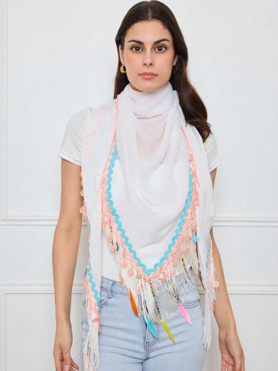 Dieses Dreieck ist ein weißer Schal aus leichtem Stoff, dekoriert mit rosa Spitzenrändern, gewellten blauen Flechtbändern und mehrfarbigen Fransen mit dekorativen Perlen und Federn.