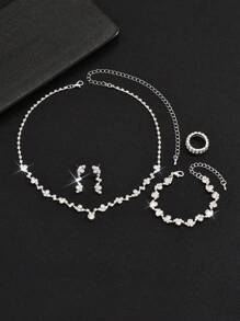 Ensemble de collier et boucles d'oreilles en cristal pour mariée. Ensemble de bijoux de mariage pour mariée. Ensemble de bijoux de costume en strass composé d'un Ras-du-cou, d'un collier, d'un bracelet et d'une bague (5 pièces - 2 boucles d'oreilles, 1 collier, 1 bracelet et 1 bague) de couleur argent