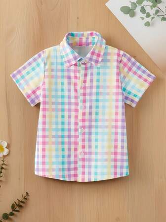 Ein farbiges kariertes Einteiler-Kurzarmhemd für Teenager im Sommer als Lässig-Outfit