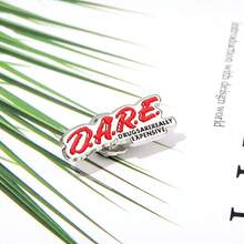 1 件创意几何字母 DARE 胸针勇敢鼓励珐琅别针金属翻领徽章首饰新品男女通用衬衫翻领别针背包帽徽章 DIY 别针配饰包吊坠礼物