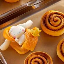 MINISO 可爱三丽鸥人物快乐烘焙系列盲盒，采用优质 PVC 制成，带有可爱的烘焙主题设计，非常适合收藏家、家居装饰和作为送给粉丝的礼物（1 个，随机发货）