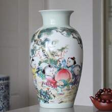 [Jarrón de estilo Famille Rose de Jingdezhen con diseño de bebé] ¡Encanto infantil elegante para su hogar! Hecho de arcilla de porcelana de alta calidad, con un esmalte brillante y lustroso. El jarrón está adornado con una pintura de estilo Famille Rose de niños juguetones, con sus expresiones animadas y las líneas fluidas de sus vestidos que muestran la exquisita artesanía tradicional. Los colores combinados de rosa, morado, amarillo y verde crean un efecto cautivador.