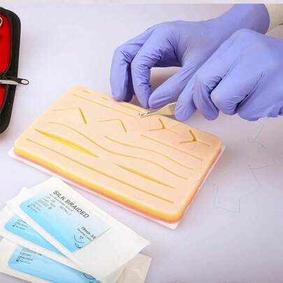 缝合练习垫包含逼真的三层硅胶皮肤硅胶练习垫、伤口缝合模型和缝合模块。专为伤口医疗设计，是医学生培训的最佳礼物。多种款式可供选择。