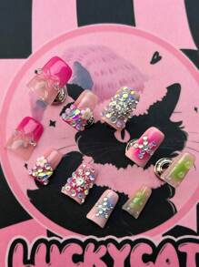 10 Unhas feitas à mão no formato de um bico de pato curto, decoradas em um estilo elegante e romântico francês nos Estados Unidos e na Europa, com um design pintado à mão em verde com estampado tie-dye e diamantes, laço 3D tridimensional, unhas luxuosas feitas à mão, estilo Y2k Baddie, são destacáveis e reutilizáveis, adequadas como presentes. Anexar 1 Gel e 1 Lixa